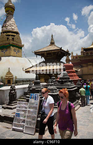 Les touristes de l'ouest au complexe du Temple de Swayambhunath, aussi appelé le temple des singes. Banque D'Images