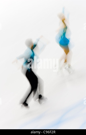 Action de paires floue de patineurs artistiques. Banque D'Images