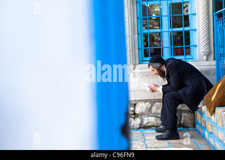 L'étude de l'homme un livre religieux à Abuhav Synagogue - Safed, Israël Banque D'Images