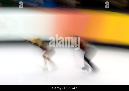 Action de paires floue de patineurs artistiques. Banque D'Images