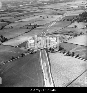 Autoroute M5 en construction à Strensham Services avec le M50 Junction haut à droite 19/7/1962 Banque D'Images