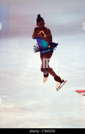 Surya Bonaly (FRA) effectuer un saut au Goodwill Games 2000. Banque D'Images