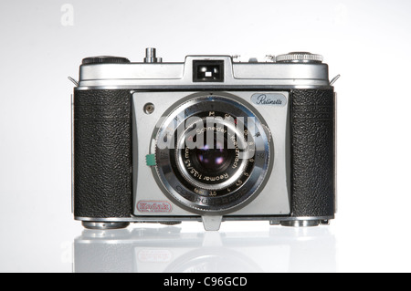 Un ancien appareil photo instantané kodak retinette photographié sur un fond blanc. Banque D'Images