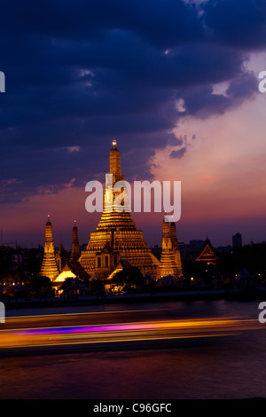 Wat Arun (Temple de l'aube) allumé au coucher du soleil - Bangkok, Thaïlande Banque D'Images