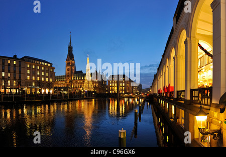 Canal Alster, Alsterarkaden arcades, Rathausmarkt place de l'hôtel de ville, hôtel de ville avec marché de Noël, Hambourg Banque D'Images