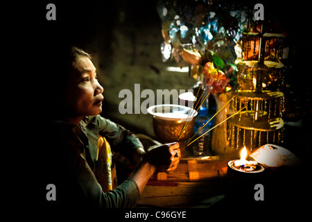 Éclairage intérieur femme encens Angkor Wat Banque D'Images