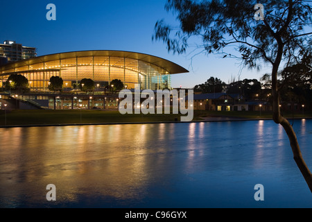 L'Adelaide Convention Centre, sur les rives de la rivière Torrens. Adélaïde, Australie du Sud, Australie Banque D'Images