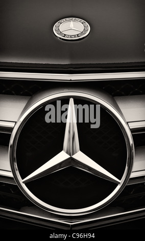 La grille avant d'une Mercedes Benz E350 en noir et blanc Banque D'Images