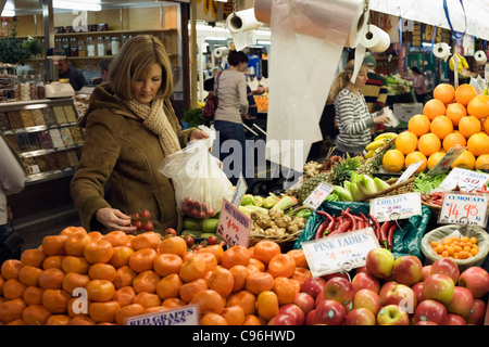 Les fruits et légumes frais dans le marché central. Adélaïde, Australie du Sud, Australie Banque D'Images