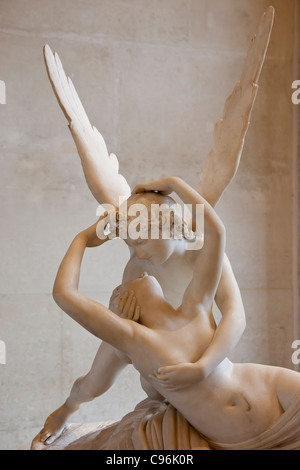 Musée du Louvre - Statue de la psyché ravivée par le Kiss de Cupid par Antonio Canova, Paris France Banque D'Images