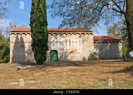 Chapelle romane de Sao Miguel, près du Château de Guimaraes, où de nombreux chevaliers médiévaux sont enterrés. Ville Guimaraes, Portugal. Banque D'Images