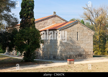 Chapelle romane de Sao Miguel, près du Château de Guimaraes, où de nombreux chevaliers médiévaux sont enterrés. Ville Guimaraes, Portugal. Banque D'Images