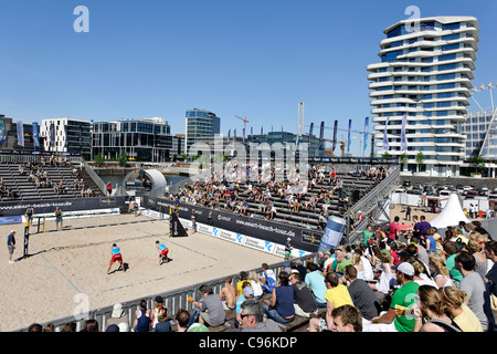 Concours de volley-ball de plage en face de la tour et de Marco-Polo Unilever siège sur le quai Strandkai, Hambourg Banque D'Images