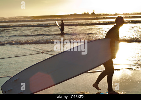 Les jeunes femmes de son 20's apprendre à surfer à Raglan Nouvelle-Zélande Banque D'Images
