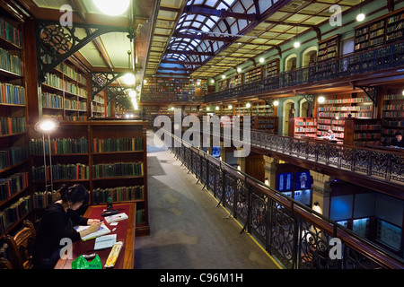 Femme à étudier dans la bibliothèque d'état de l'Australie du Sud. Adélaïde, Australie du Sud, Australie Banque D'Images