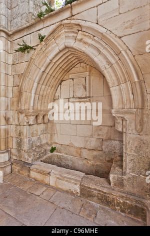 Tombe sur le côté de l'abside de l'église de Nossa Senhora da Pena (ou Santa Maria da Pena) ruines, dans le château de Leiria. Le Portugal. Banque D'Images