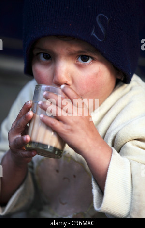 La consommation de lait garçon népalais Népal thé Banque D'Images