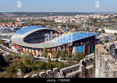 Stade Dr. Magalhães Pessoa, Leiria, également connu sous le nom de Stade de football Municipal vu du château. Leiria, Portugal. Banque D'Images