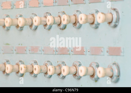 Série de boutons sur une ancienne commande industrielle Banque D'Images