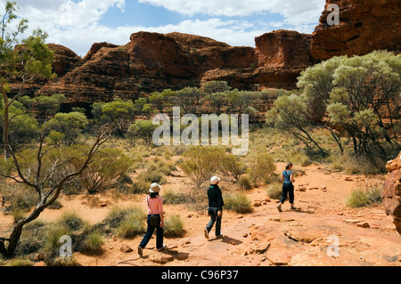 Les touristes sur le Kings Canyon à pied. Kings Canyon (Watarrka National Park), Territoire du Nord, Australie Banque D'Images