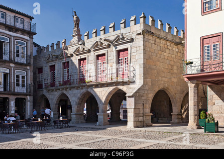 Ancienne mairie (Antigos Paços do Concelho) dans la région de Oliveira Square, Guimaraes, Portugal. Banque D'Images