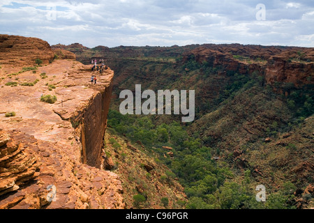 Les randonneurs sur une falaise à Kings Canyon (Watarrka National Park), Territoire du Nord, Australie Banque D'Images