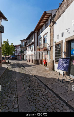 Santiago place médiévale (également connu sous le nom de Sao Tiago ou Sao Thiago) dans le centre historique de Guimaraes, Portugal. Patrimoine mondial Banque D'Images