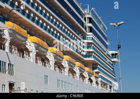Vue de sauvetage aux côtés de navire de croisière. Banque D'Images