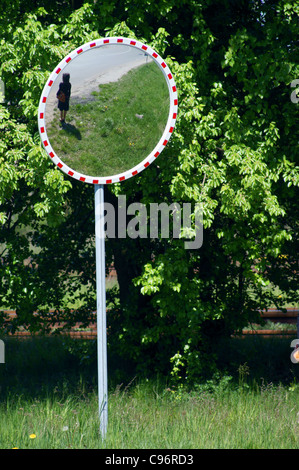 Miroir pour la sécurité et la sécurité du trafic, miroir de ce femme. Banque D'Images