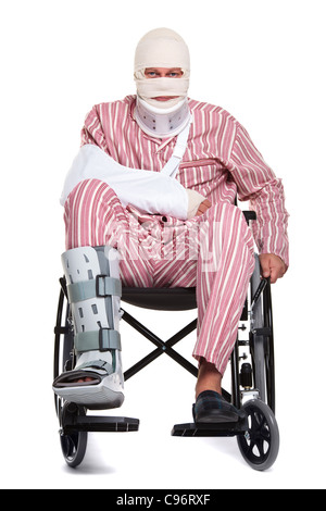 Photo d'un homme avec diverses blessures portant pyjames rayé et assis dans un fauteuil roulant. Banque D'Images