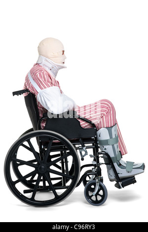 Photo d'un homme avec diverses blessures portant pyjames rayé et assis dans un fauteuil roulant. Banque D'Images