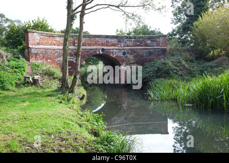 Pont sur le North Walsham et Dilham Canal, honage, Norfolk Banque D'Images