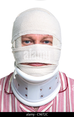 Photo d'un homme blessé avec un bandage de la tête et du col de cou, col isolé sur un fond blanc. Banque D'Images