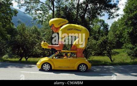 VW New Beetle avec de grands cyclistes sur toit - Tour de France - Meribel, alpes françaises. Banque D'Images