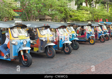 Un line-up d'un tuktuk dans Soi Rambutri à Bangkok, Thaïlande Banque D'Images