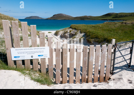 Derrière une clôture sur la plage de Vatersay dans les Hébrides extérieures fournies dans le cadre d'un programme de soutien à l'emploi Banque D'Images