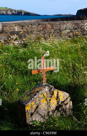 Croix sur une tombe, Castlehaven, près de Castletownshend, West Cork, Irlande Banque D'Images