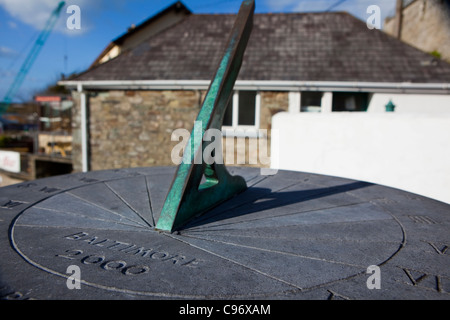 Cadran solaire dans le village de pêcheurs de Baltimore, West Cork, Irlande Banque D'Images