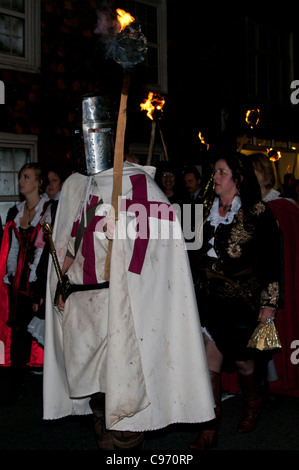 Relayeurs au seigle Bonfire Society Street Parade East Sussex England UK Banque D'Images