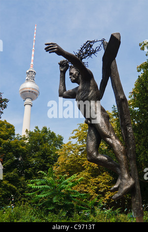 La tour de télévision et de sculpture en face de Klosterkirche Berlin, Allemagne. Banque D'Images