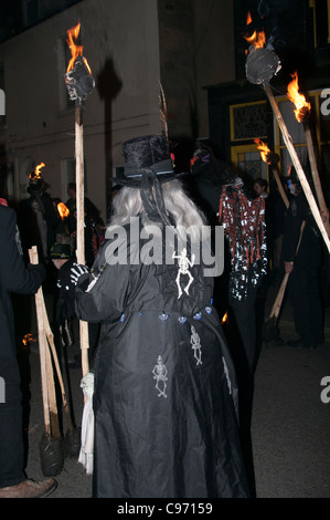 Relayeurs au seigle Bonfire Society Street Parade East Sussex England UK Banque D'Images