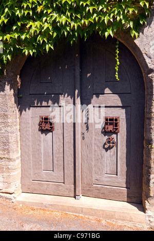 Paire de portes de bois à Saint-Robert, Corrèze, France Banque D'Images