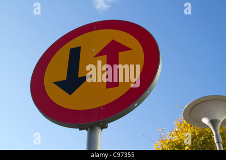 Panneau routier indiquant avec d'autres flèches priorité lane Banque D'Images