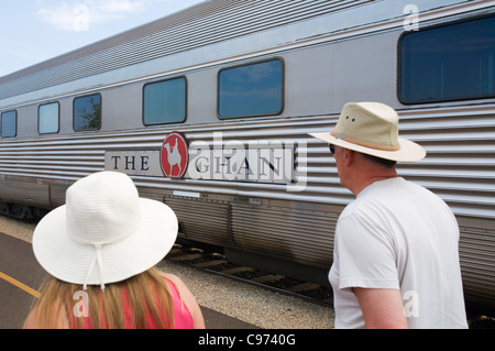 Les passagers à bord du Ghan train à la gare de Darwin. Darwin, Territoire du Nord, Australie Banque D'Images