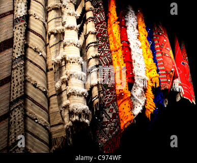 Une collection de tapis qui étaient en vente dans les souks de Marrakech. Banque D'Images