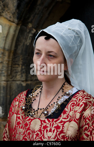 Fin du 15ème siècle Mercantile de haute classe ou classe inférieure dame en robe de soie tissée à la main, Tutbury, UK Banque D'Images