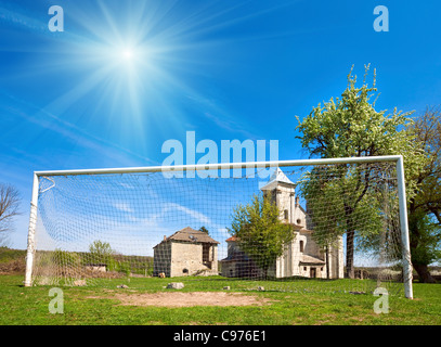 Église de l'Annonciation de la Bienheureuse Vierge Marie (Sydoriv village, région de Ternopil, Ukraine, construit en 1726-1730) et le football objectif. Banque D'Images