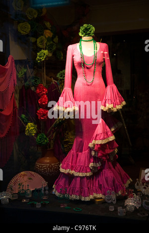 Affichage de la fenêtre de la danseuse de flamenco espagnol dress / souvenirs / à vendre en magasin qui vend des souvenirs aux touristes. Séville, Espagne. Banque D'Images