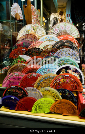 Afficher la fenêtre de ventilateur / cadeaux / souvenirs / cadeaux / souvenirs for sale / en magasin qui vend des fans espagnols aux touristes. Séville, Espagne Banque D'Images