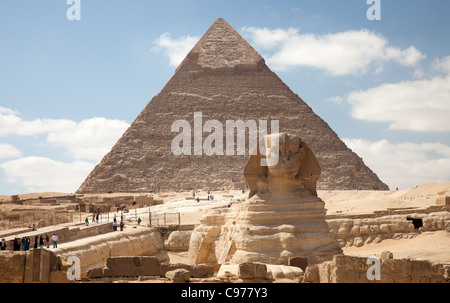 Vue du Sphinx sur fond des pyramides de Gizeh Banque D'Images